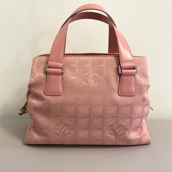 Authentic Chanel pink purse with cc logos - Picture 2 of 16